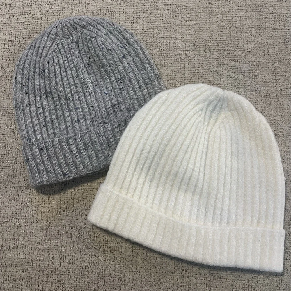 2 Lands'‎ End Gray Cream Thin Rib Knit Winter Hats Beanies Women's Sz S/M
